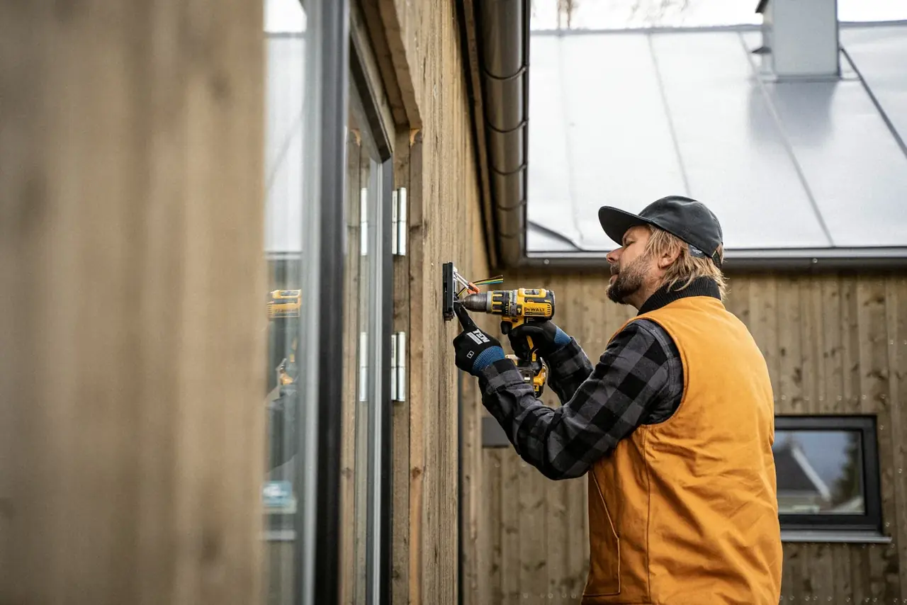 Hausmeister bei einer Reparatur – die Bildwelt von BERK Multiservice